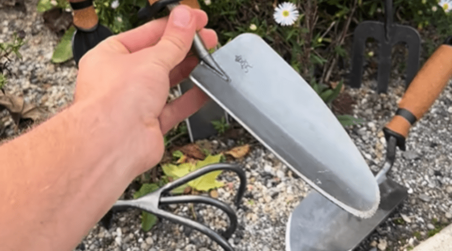 Blumenkelle: wichtiges Werkzeug fr Gartenliebhaber mit Korkgriffen