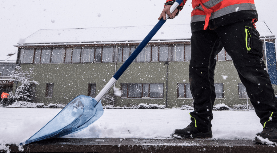 Schnee und Eis im Garten: Sicher räumen mit SHW-Schneeschaufeln - SHW-FIRE