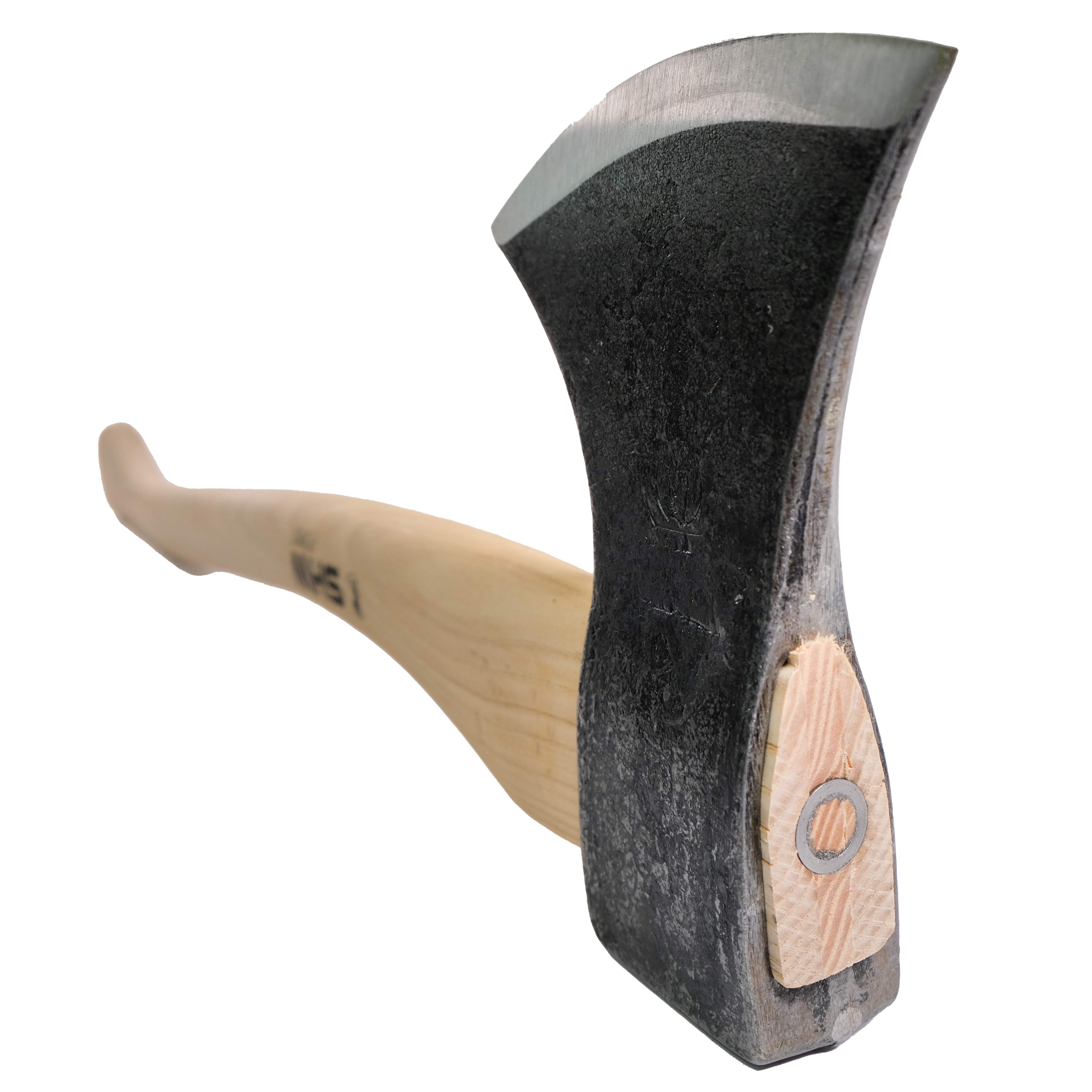 Astbeil mit Holzstiel in schräger Rückansicht, deutliche Sicht auf den Holzkeil zur sicheren Kopfverbindung.