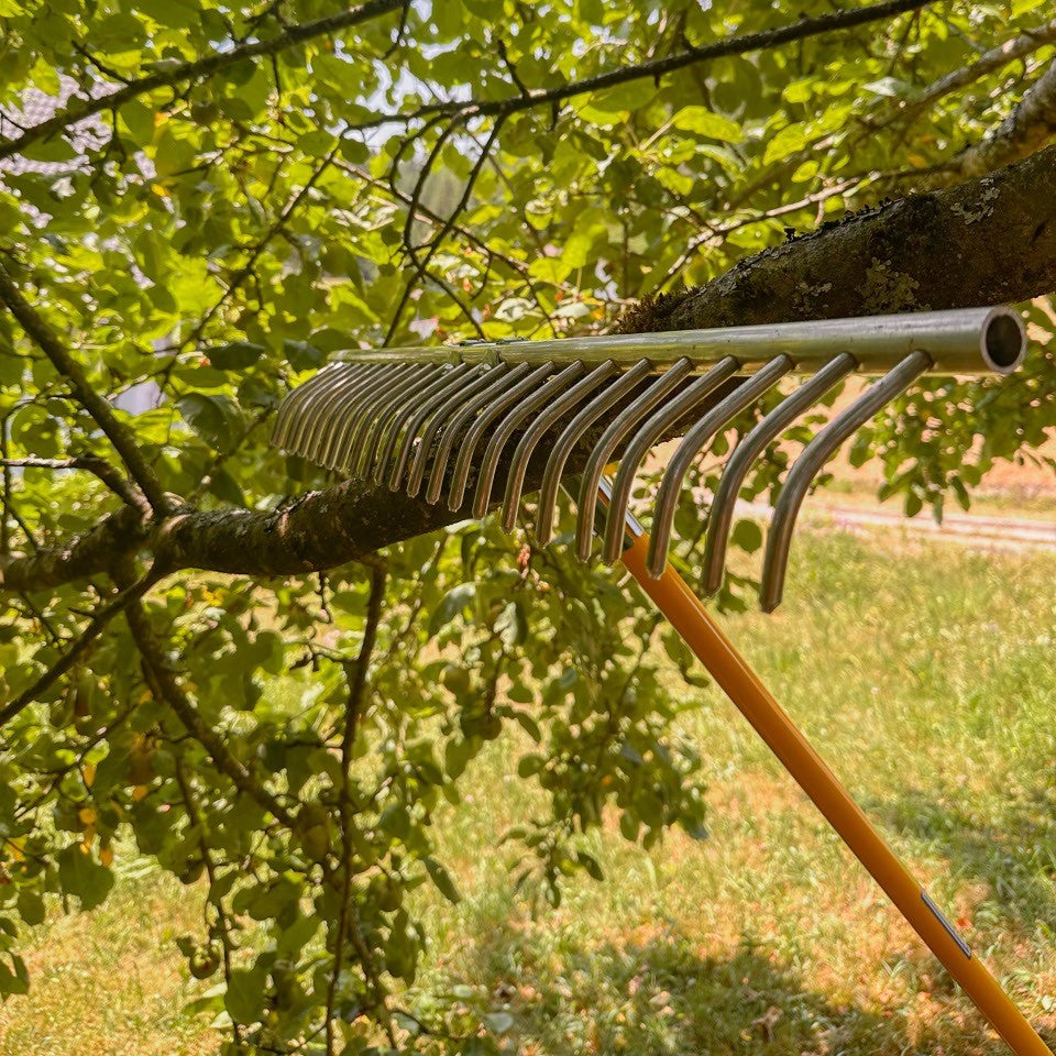 Nahaufnahme des SHW Aluminium Heurechens mit zahlreichen gleichmäßig angeordneten, gebogenen Metallzinken. Detailansicht des Rechenkopfs zum Zusammenrechen von Heu und Grasschnitt.