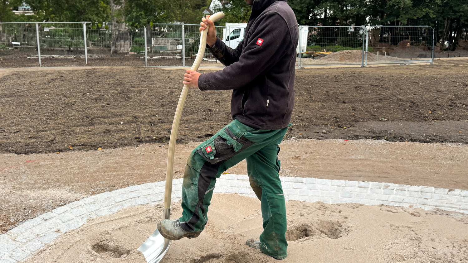 Ergonomische Schaufel mit gebogenem Stiel für rückenschonende Gartenarbeit und optimale Hebelwirkung.