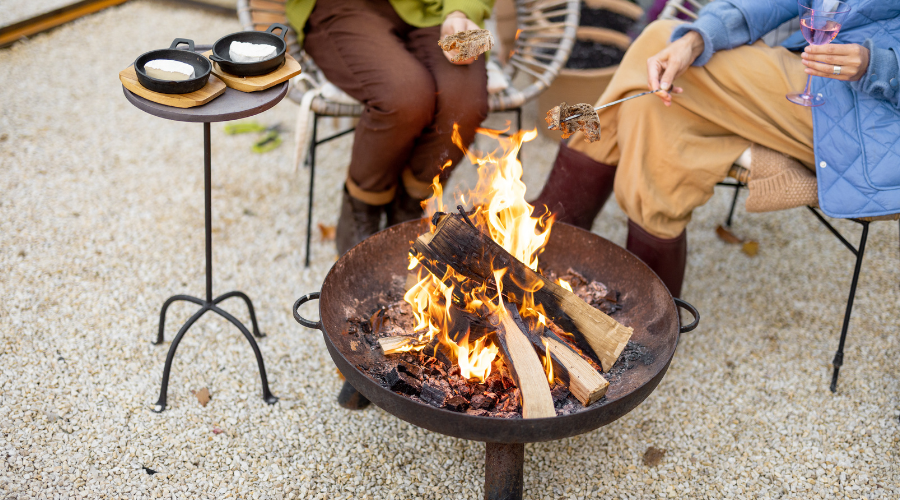 Feuerschale im Garten bei einem Grillabend mit passendem Grillzubehör