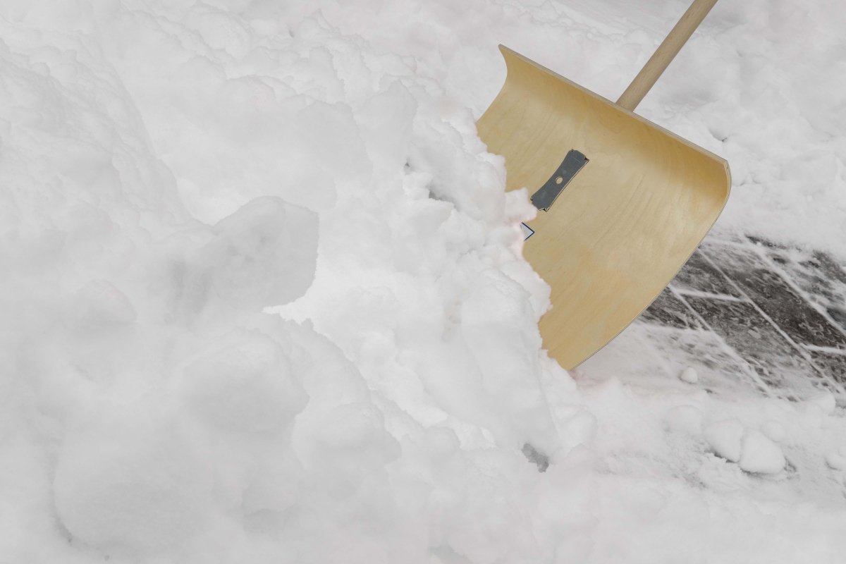 SHW Schneeschieber - Sperrholz Blatt 5 - fach verleimt, 50 cm breit, mit Holzstiel - SHW - FIRE