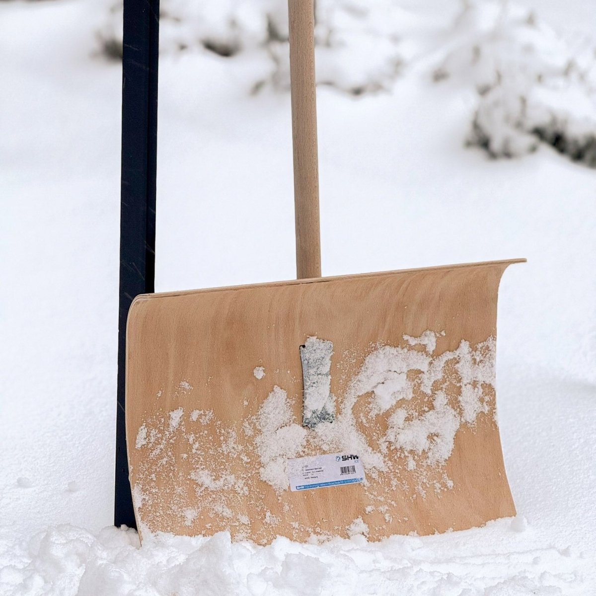 SHW Schneeschieber - Sperrholz Blatt 5 - fach verleimt, 50 cm breit, mit Holzstiel - SHW - FIRE