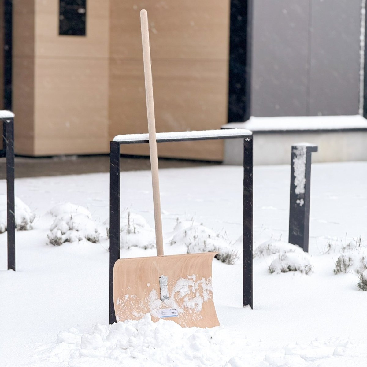SHW Schneeschieber - Sperrholz Blatt 5 - fach verleimt, 50 cm breit, mit Holzstiel - SHW - FIRE