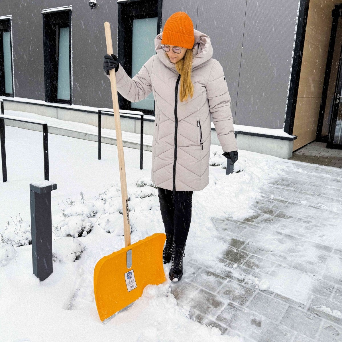 SHW Schneeschieber "Profi" geschäumt mit Ovalstiel Buche 150 cm - SHW - FIRE