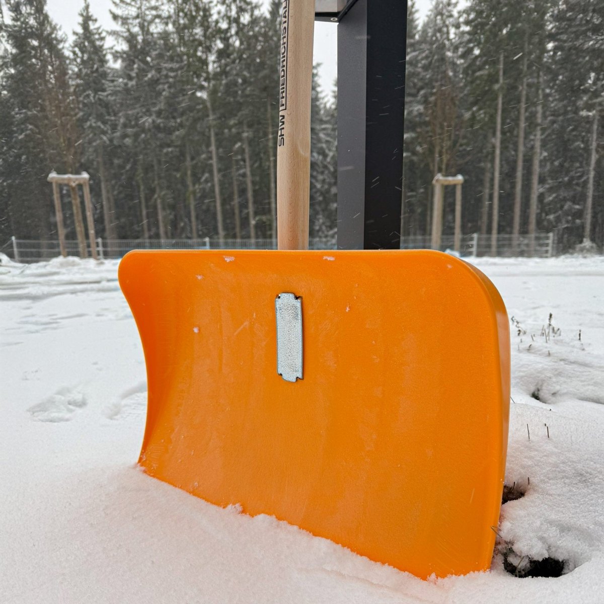 SHW Schneeschieber "Profi" geschäumt mit Ovalstiel Buche 150 cm - SHW - FIRE