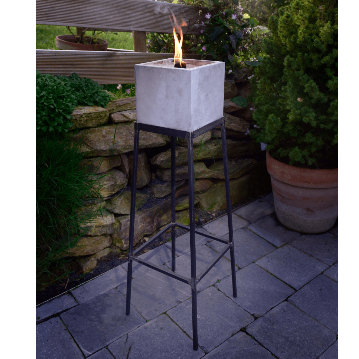 BESKE Betonfeuer 17 x 17 x 17 cm inkl. Ständer - SHW - FIRE