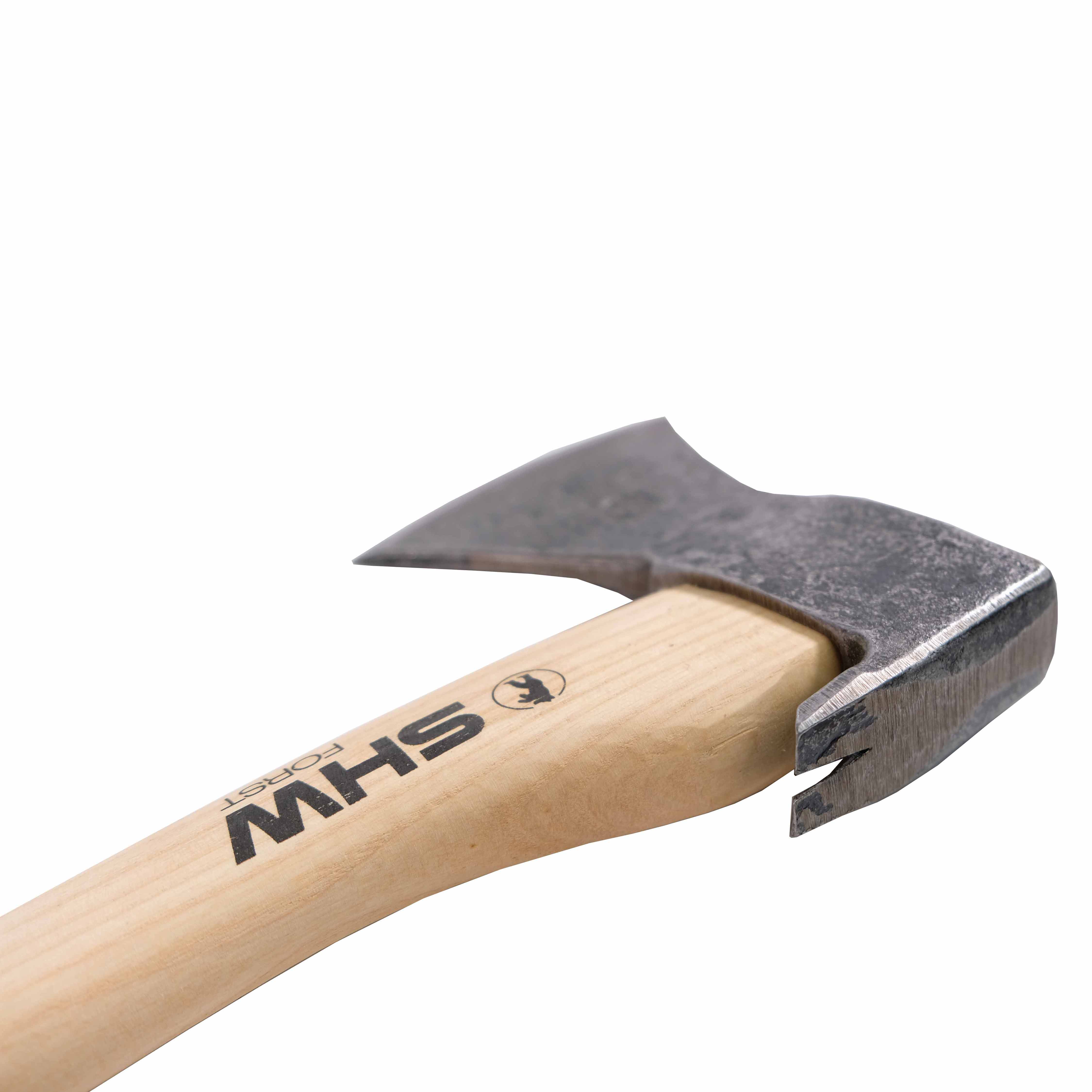 Perspektivische Ansicht der SHW Forst Axt mit ergonomischem Holzstiel und funktionalem Nagelzieher